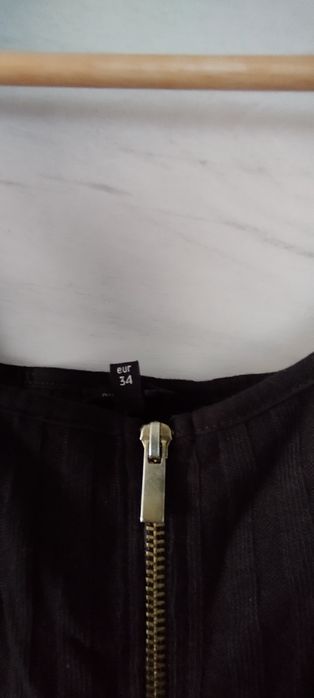 Top cu fermoar negru