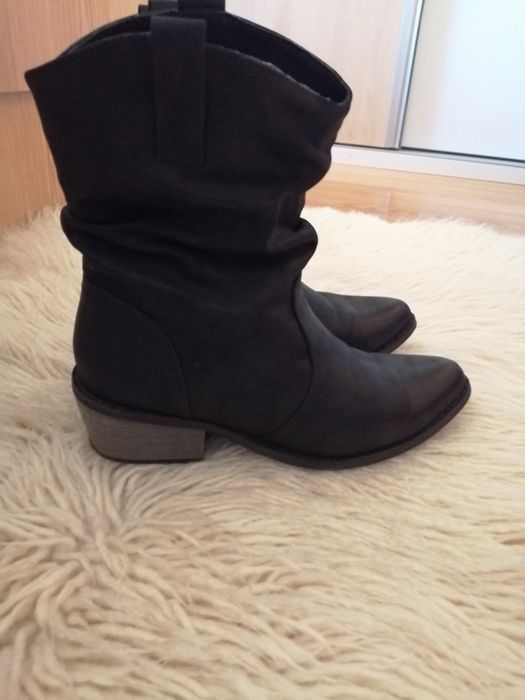 Botine neagre, mărimea 37.