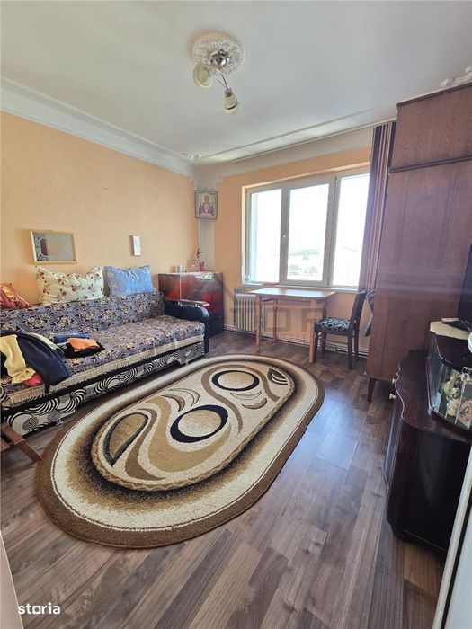 Alexandru cel Bun, 3 camere decomandat, geam la baie, liber