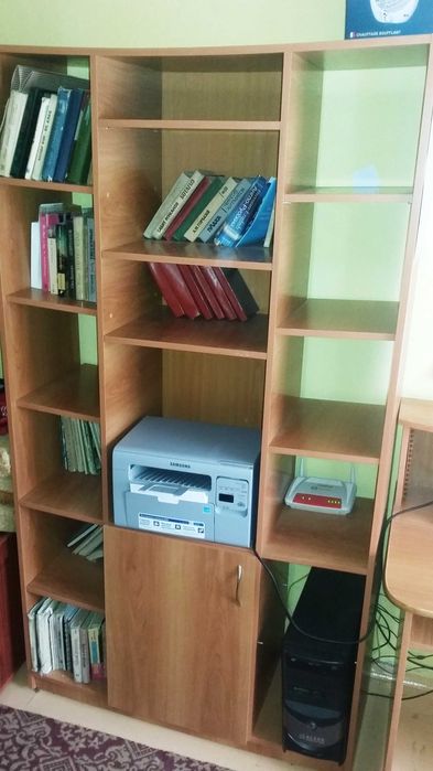 Стильный книжный шкаф — вместительный и удобный