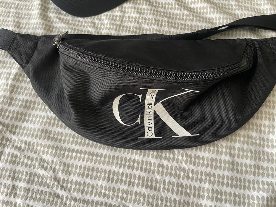 Чанта Calvin Klein DKNY и шапка Nike
