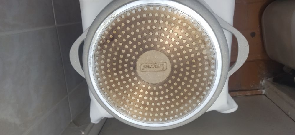 продам 6 л кастрюлю с крышкой