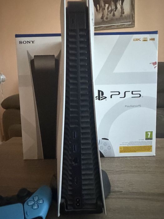 Продавам PS5 с два джойстика