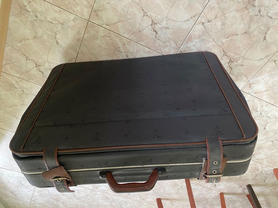Продавам куфар с колела размер вис.74 см шир.25 см