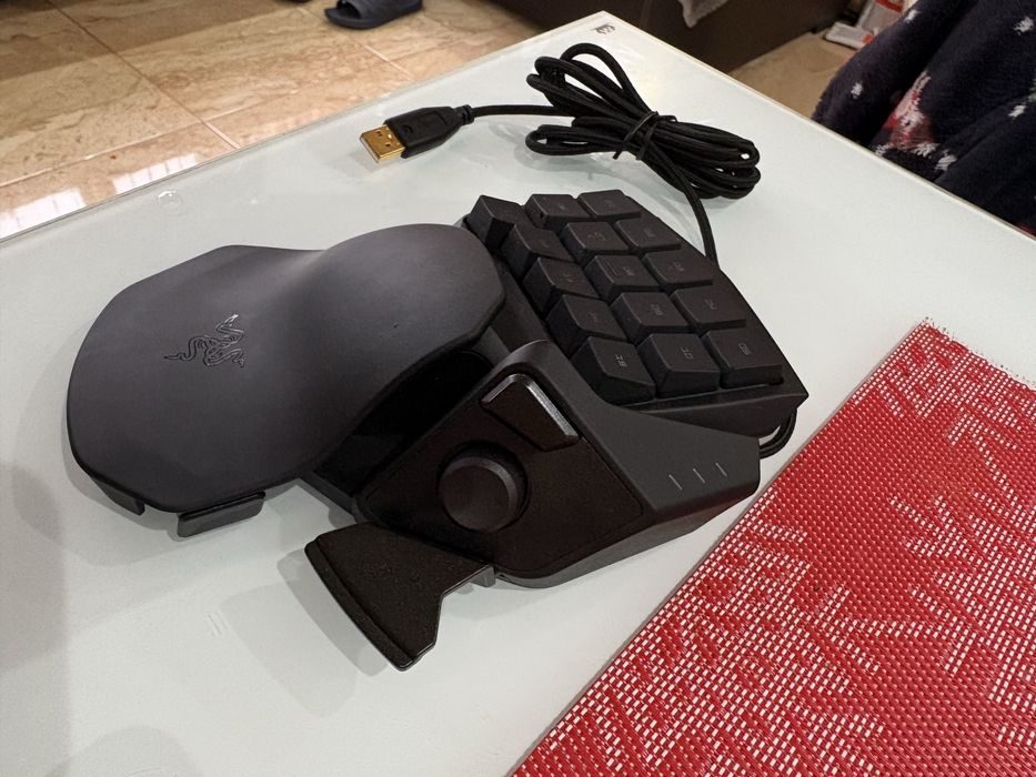 Razer Tartarus V2 – геймърска едноръчна клавиатура