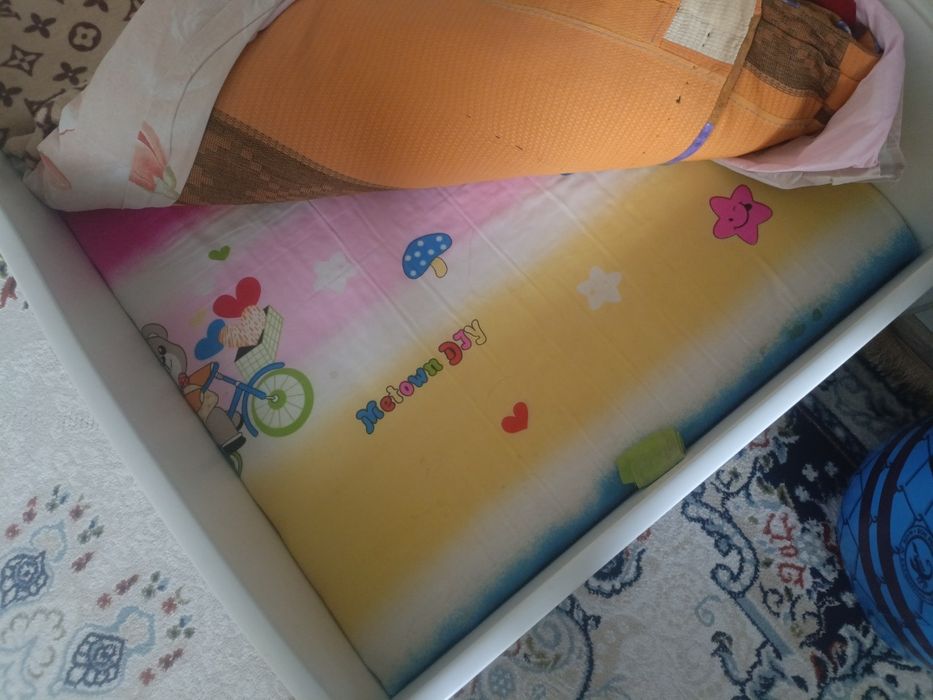 Продам детскую кровать машинку