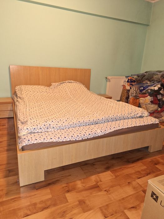 De vânzare pat mijloc și 2 noptiere