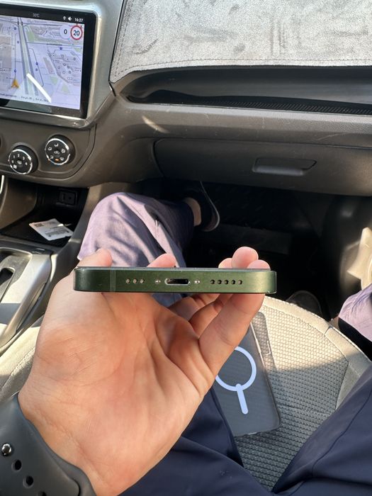 продам IPHONE 13