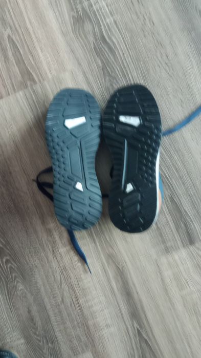 Vând doua perechi de adiasi mărimea