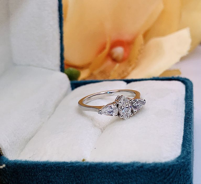 Роскошное золотое кольцо с чистейшими бриллиантами