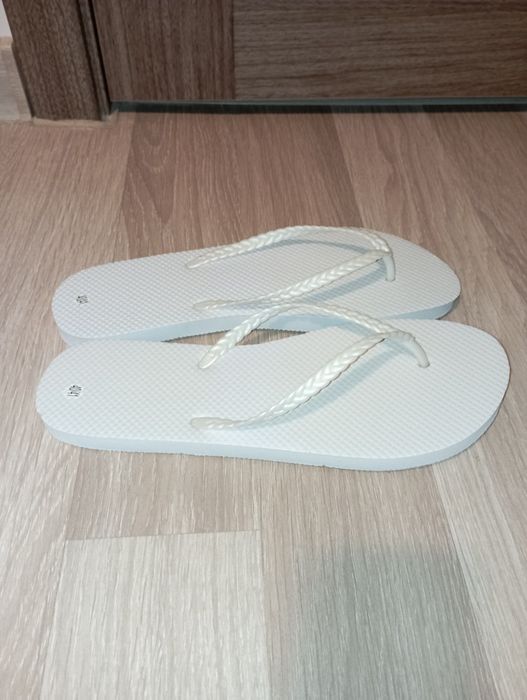 Papuci albi noi femei