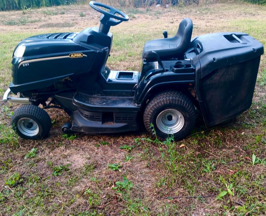 Tractoras   de tuns iarbă și gazon