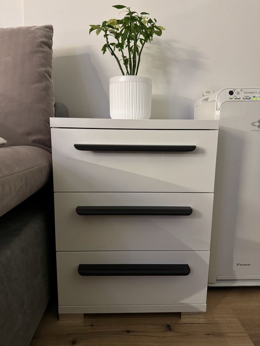 Нощно шкафче бял гланц