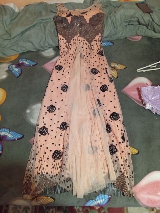 Vând două rochii pentru evenimente speciale și lenjerie noapte