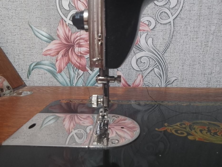 Продам Советскую Швейную машинку