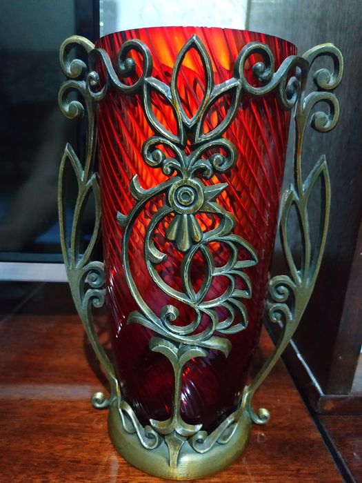 Винтажная рубиновая ваза в металлической оправе.