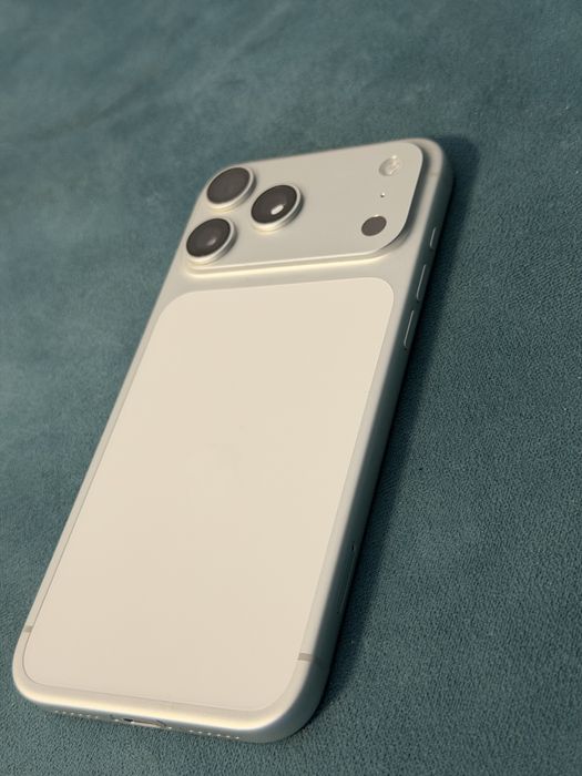 Apple Iphone 17 Pro Max , 256GB , Alb , Impecabil , Pentru piese/recarosare.