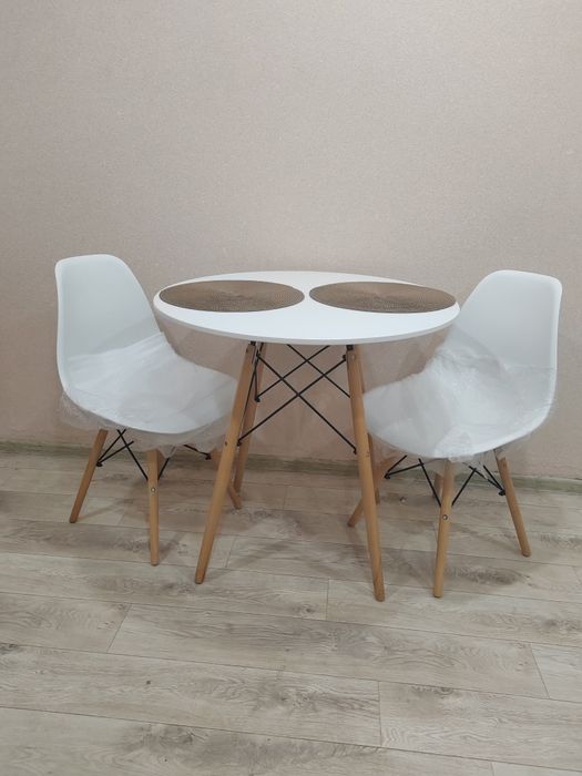 Срочно! Продам новый комплект в сборке( круглый стол и 2 стула).