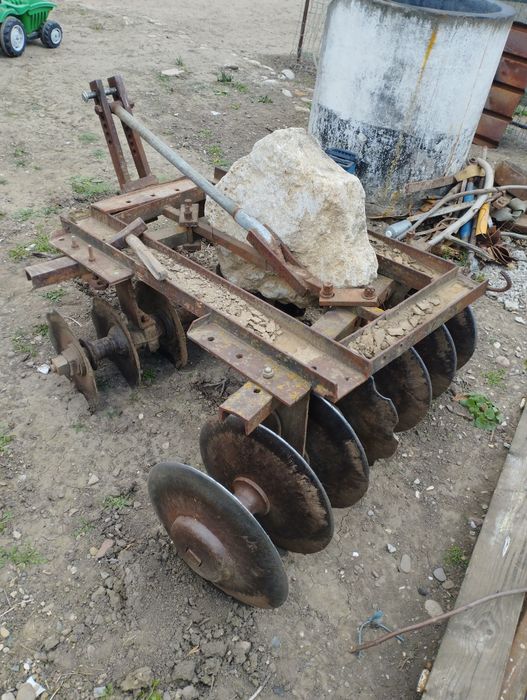 Se vinde plug vie și disc.