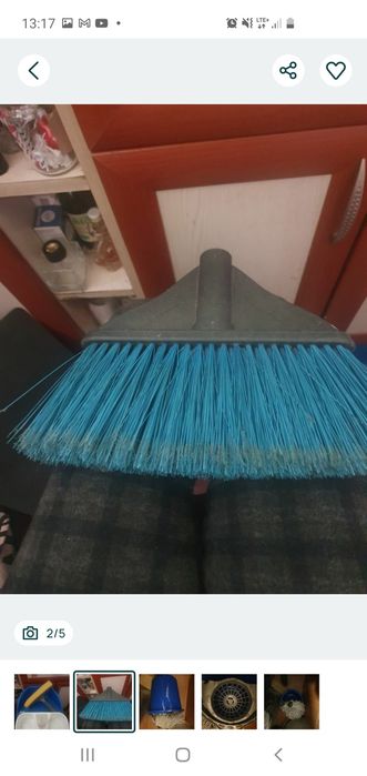 Strecuratoare mare, tigaie si ibric vechi, tocator, obiecte plastic