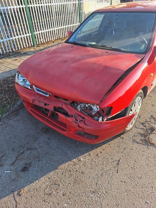 Nissan Primera avariat
