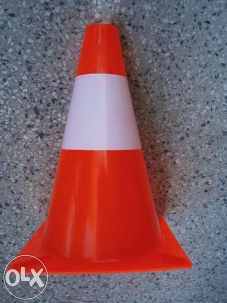 Сигнални конуси с бяла и оранжева лента.