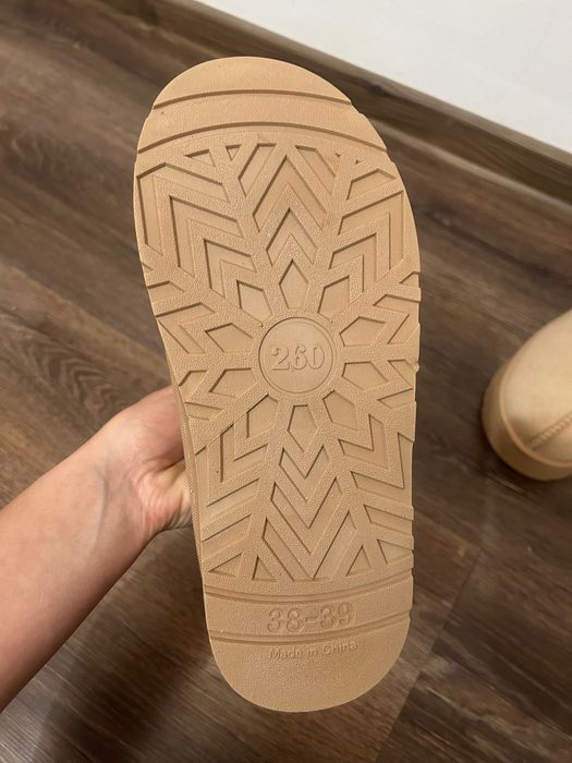 Vând papuci tip UGG