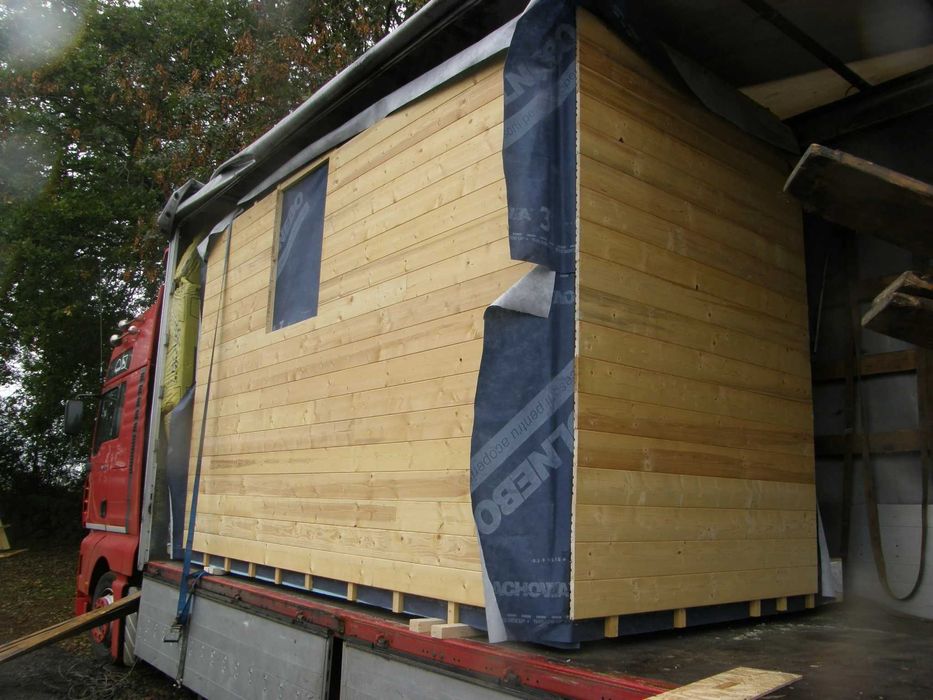 Vand case pe structura din lemn