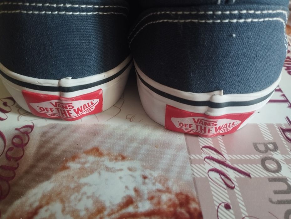 Vând  teniși Vans mărimea 10
