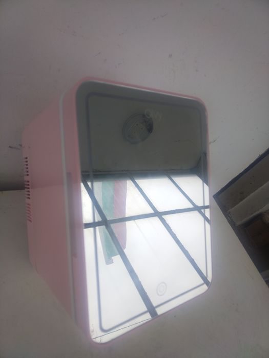 Мини хладилник OLVY с обем 4 литра за козметика, бебешка храна, мляко,