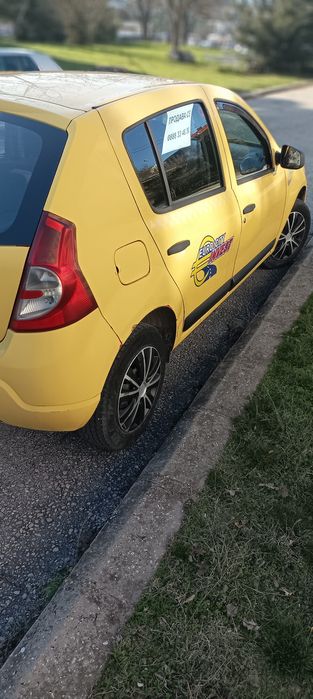 Продавам Дачия Сандеро