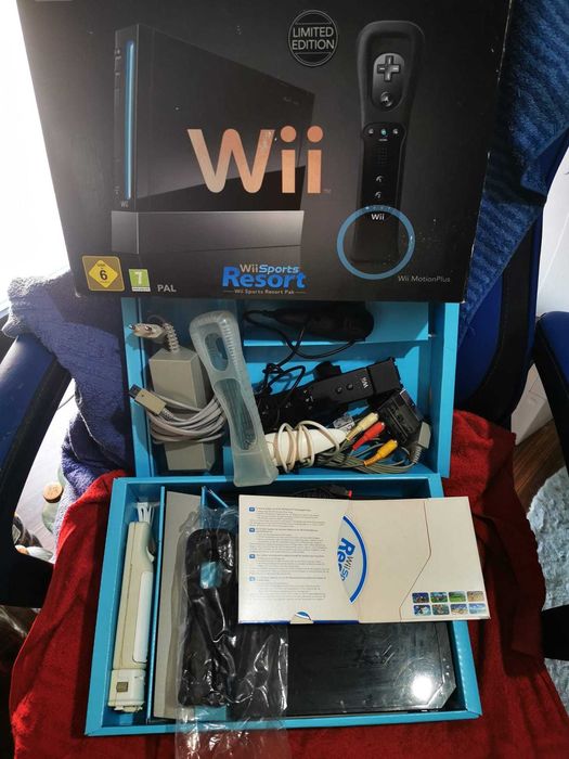 Vând 2 console Wii (alb și negru) + accesorii + jocuri integral (1200 de lei) sau separat (50-500 de lei)
