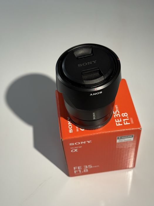 Sony FE 35mm f/1.8 за Sony E-mount (Full Frame).