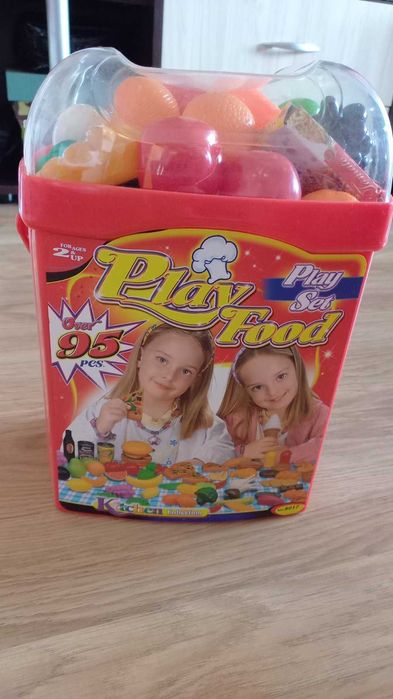 Пълна кофа с пластмасови плодове и храни