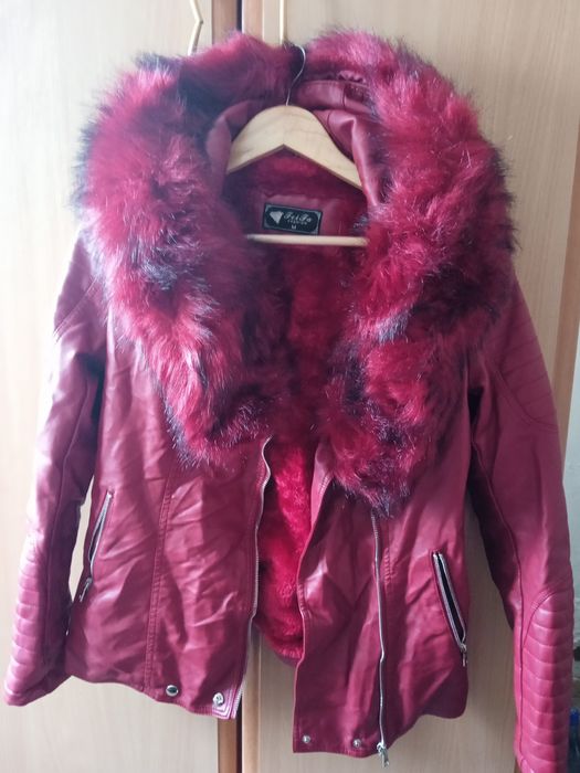 Vând geaca noua rosie