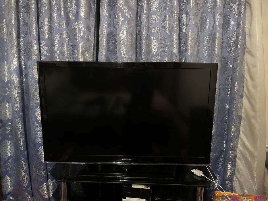 Телевизор большой для просмотра кино 46дюмов хорошое состояние