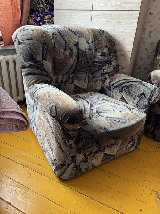 Диван и кресло отдам даром