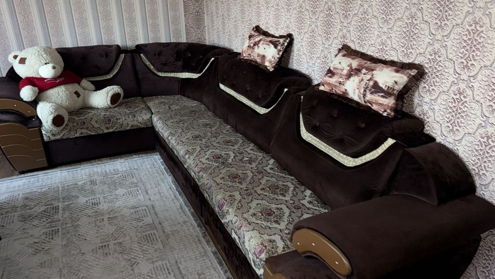 Угловой диван коричневый