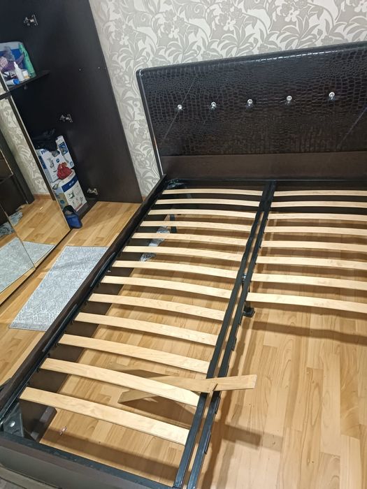 Шифонер продам,  каркас кровати бесплатно.