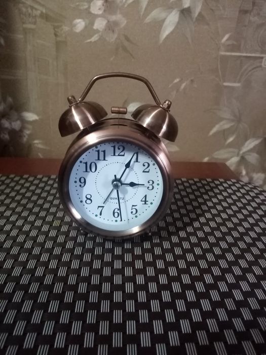 Мини часики с будильником, подсветкой и секундной стрелкой
