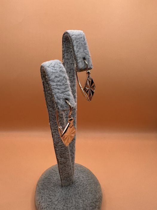 Продам золотые серьги.