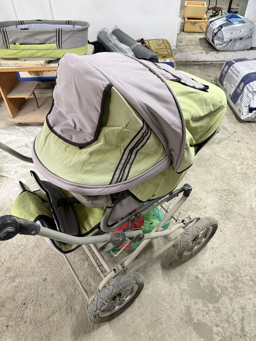 Коляска 2 в 1 зеленого цвета