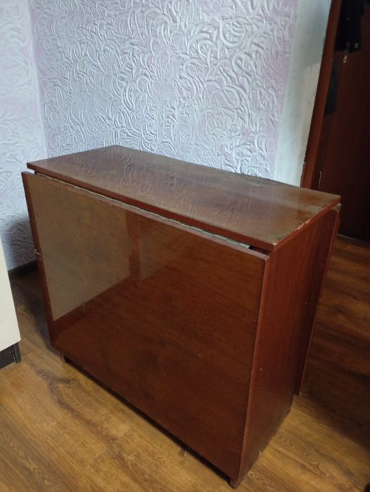 Отдам стол книжку.