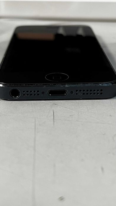 Продам iPhone 5.