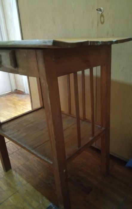 Столик из дерева