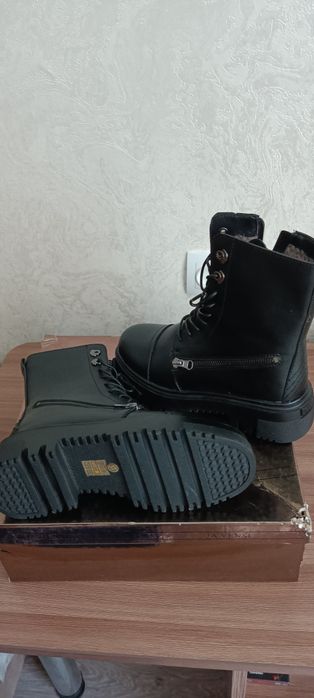 Продам женские зимние ботинки.