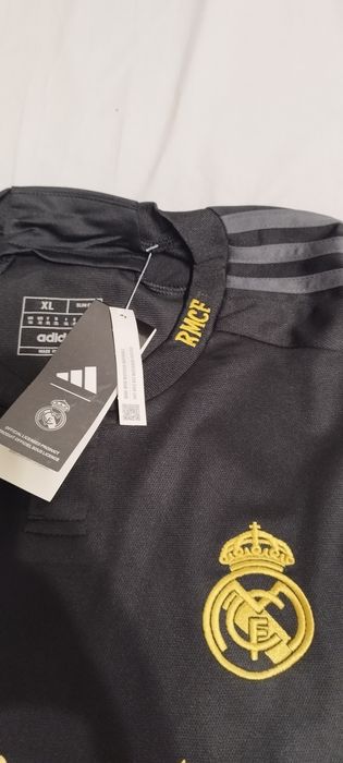 Echipament complect tricou și pantaloni scurți Real Madrid .
