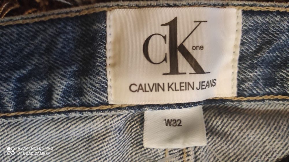 Vând blugi originali Calvin Klein