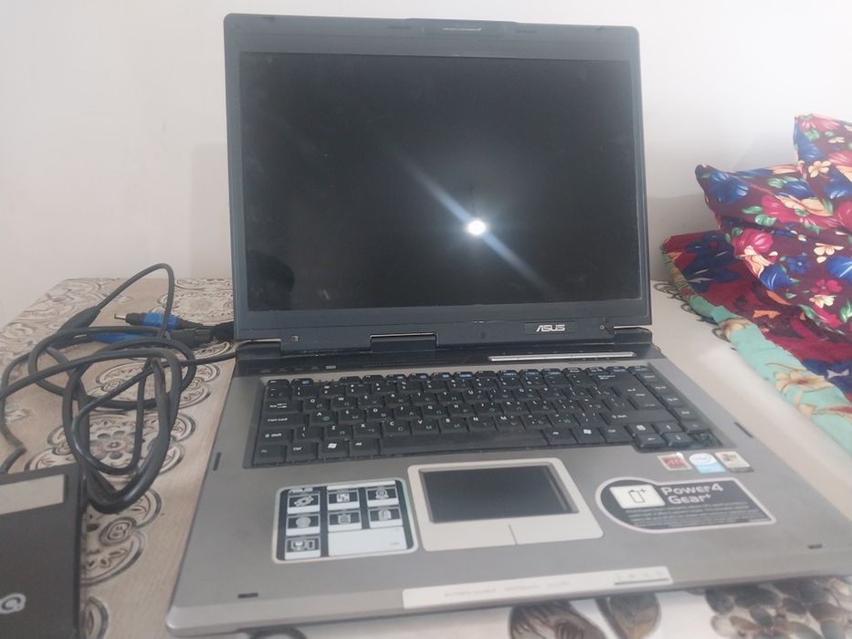 ASUS nomli noutbook sotiladi