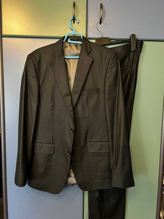 Vand costum Boss nou nefolosit!